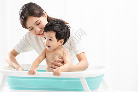 中国母子年轻妈妈给孩子洗澡背景