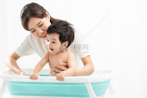 年轻妈妈给孩子洗澡图片