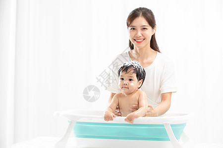 婴儿与妈妈年轻妈妈给孩子洗澡背景