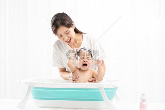 妈妈给婴儿宝宝洗澡哭闹图片