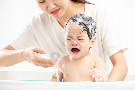 妈妈给婴儿宝宝洗澡哭闹不听话图片