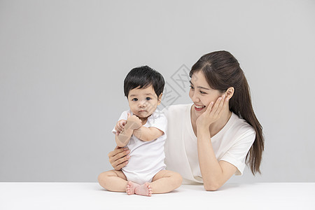 婴儿妈妈年轻妈妈和宝宝背景