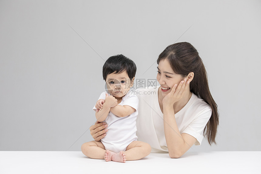 年轻妈妈和宝宝图片
