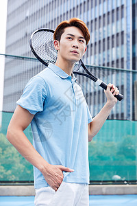 在网球场打网球的青年男性图片