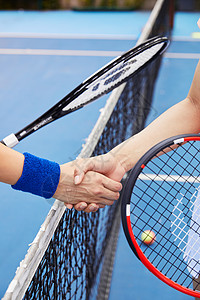 比赛前握手的网球运动员特写图片素材