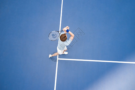 挥拍打网球的男性运动员图片