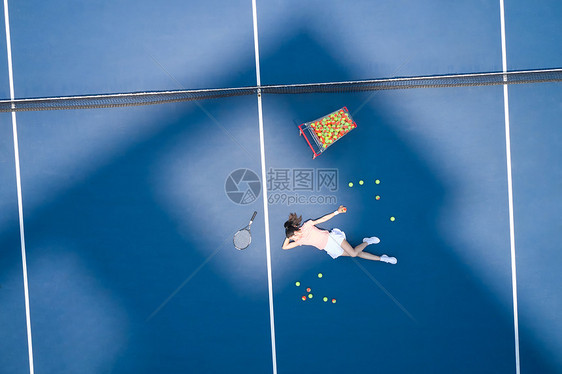 躺在网球场地上休息的女性图片
