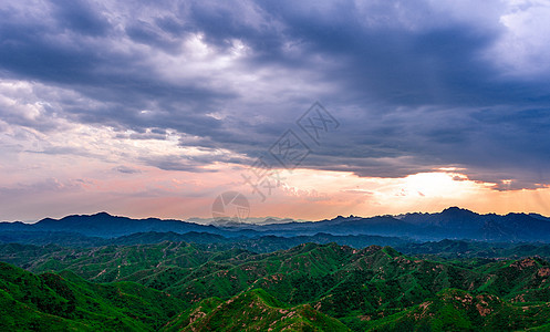 夕阳下的群山图片