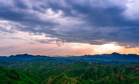 夕阳下的群山图片