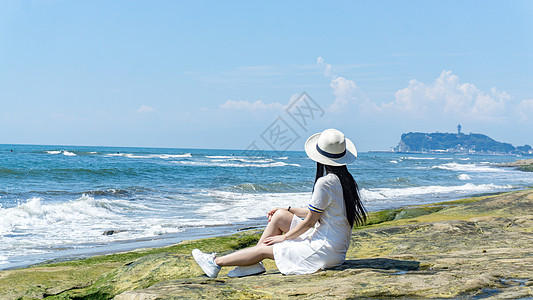 日本夏季镰仓海边女孩背影背景
