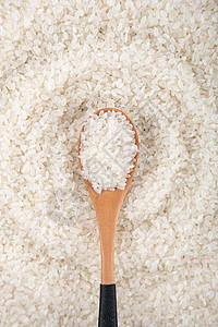 木勺里的白色大米图片
