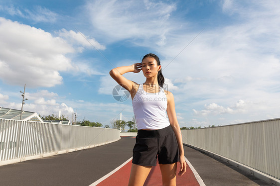 青年女性室外热身图片