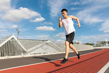 青年男性跑步锻炼图片