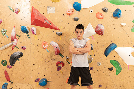 青年男性室内攀岩形象背景图片
