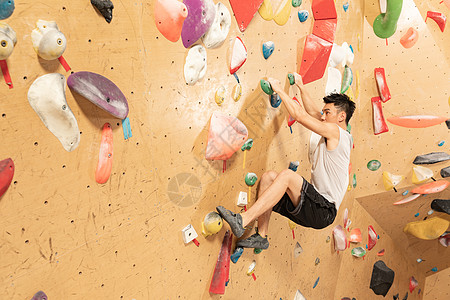 垂直的攀岩墙青年男性室内攀岩背景