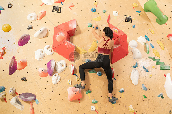 青年女性室内攀岩图片