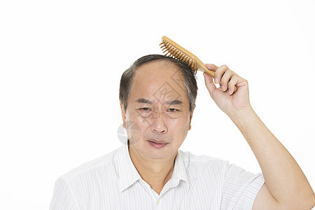 中年男人梳头图片
