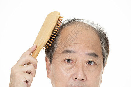 中年男人梳头图片