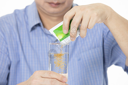 中年男性吃药中年男人冲药特写背景