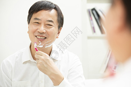 中年人男性照镜子刮胡子图片