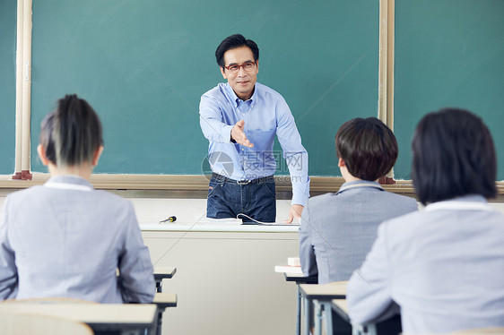 高中老师给学生讲课图片