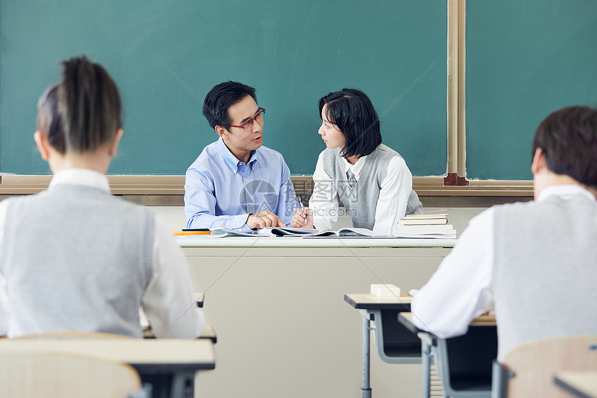 自习课上老师给学生答疑图片