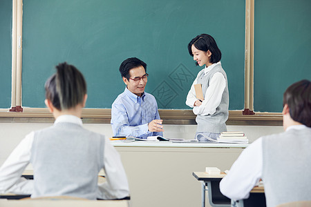 自习课上老师给学生答疑图片