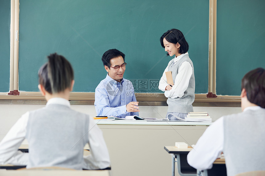 自习课上老师给学生答疑图片