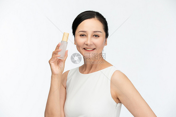 中年成熟女性手拿化妆品图片