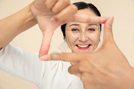 中年知性女性特写图片