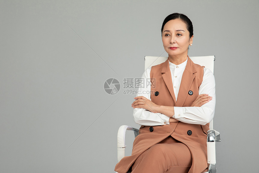 坐在椅子上的中年都市知性女性高清图片下载 正版图片 摄图网