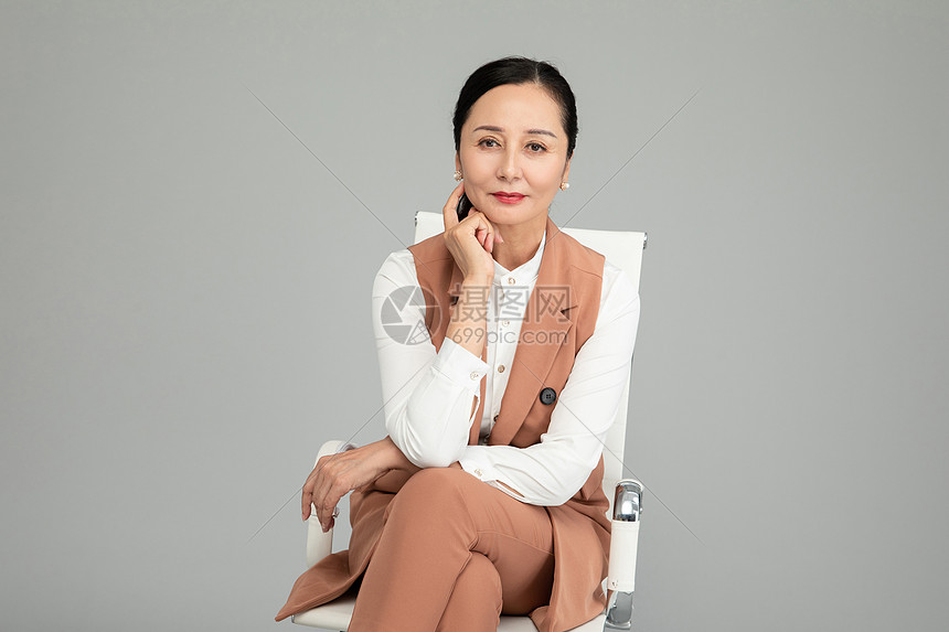坐在椅子上的都市知性女性高清图片下载 正版图片 摄图网