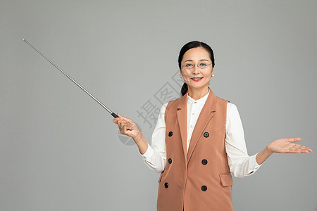 拿教鞭的中年女教师高清图片下载 正版图片 摄图网 拿教鞭的中年女教师高清图片下载 正版图片 摄图网