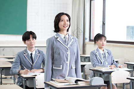 课堂上学生起立回答问题图片素材