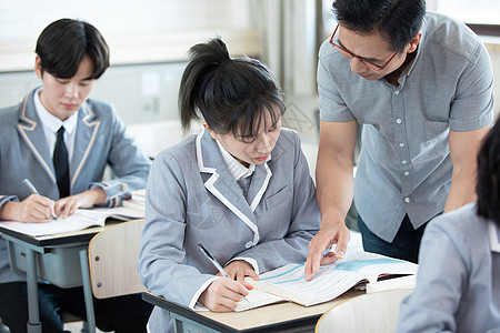 高中学生老师给学生辅导课堂作业背景