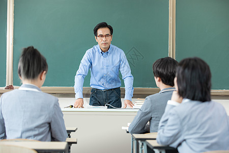 高中生课堂上认真听老师讲课图片