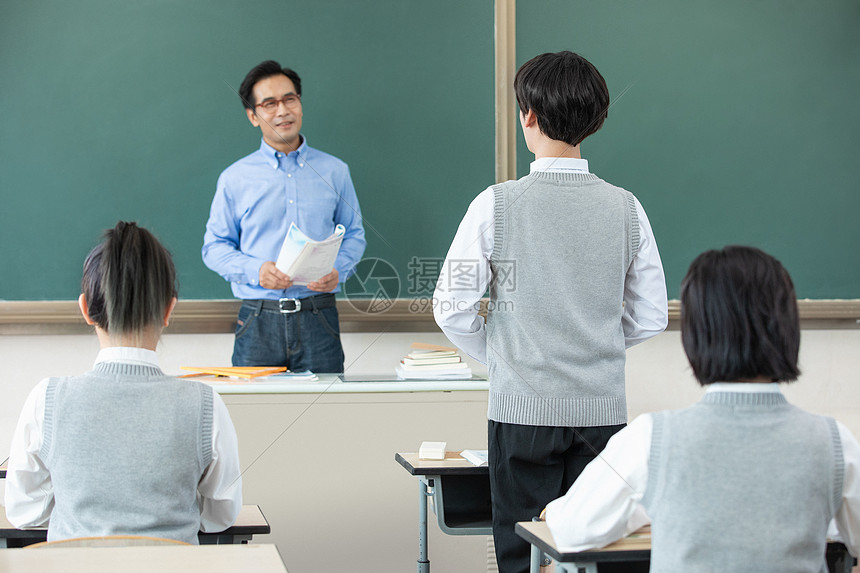 学生上课起立回答问题图片