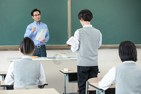 课堂上学生起立回答问题图片素材