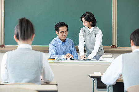 自习课上老师给学生答疑图片