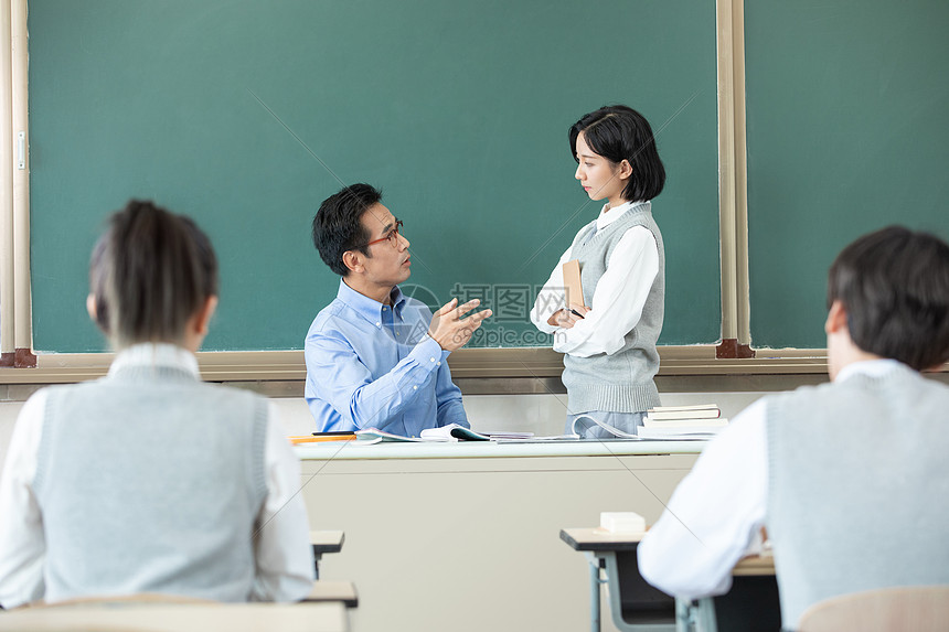 自习课上老师给学生答疑图片