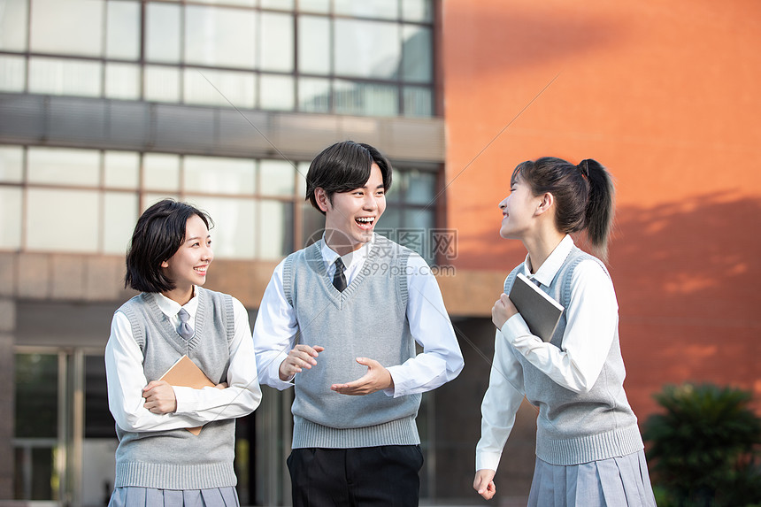 高中生在校园里开心交谈图片