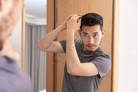 成熟男性照镜子整理发型图片