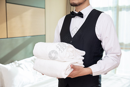 酒店男性服务员管家手托毛巾贴管高清图片素材