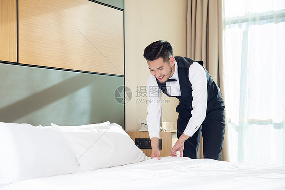 酒店客房服务员整理铺床图片