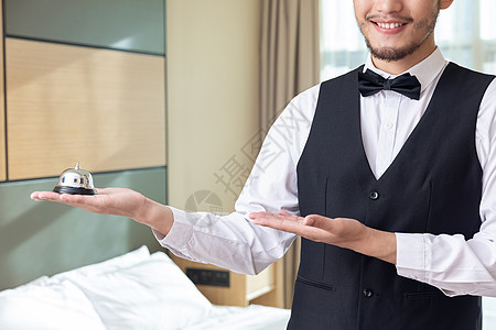 酒店客房服务员拿服务铃图片