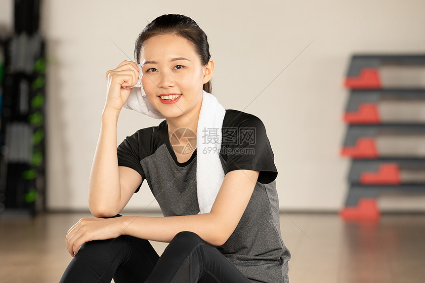 在健身房用毛巾擦汗的健身女性高清图片下载 正版图片 摄图网