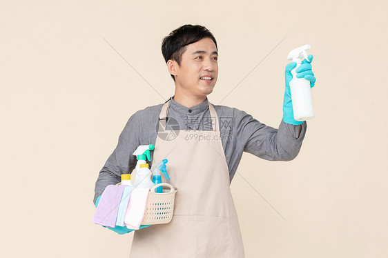 拿清洁剂的男性家政服务图片
