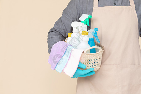 家政服务素材手捧清洁用品的男性家政服务背景