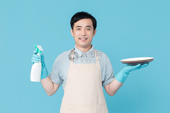 使用清洁剂清洗盘子的保洁员图片