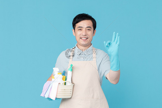 手捧清洁用品的男性家政服务OK手势图片